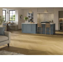 Helle, geräumige Küche mit Fischgrätparkett und Kochinsel