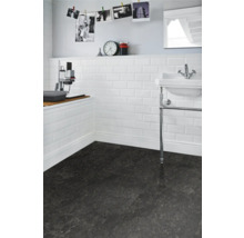 Badezimmer mit weißen Metrofliesen an der Wand und dunklem Boden.