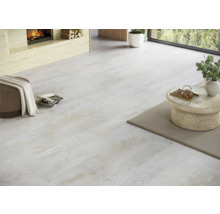 Heller Raum mit verlegten Bodenfliesen, Kamin und Sitzgelegenheit