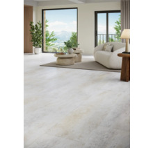 Heller Wohnraum mit Fliesenboden in Steinoptik, Sofa und Pflanzen.