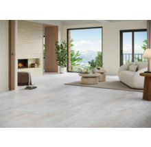 Heller Wohnraum mit Kamin, Sitzgelegenheiten und großen Fenstern mit Blick auf die Berge