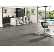 Modernes Interieur mit grauen Fliesen, Kücheninsel und Sitzgelegenheiten