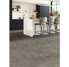 Moderne Küche mit grauem Boden und Kücheninsel mit Barhockern.