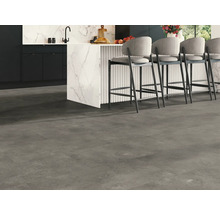 Moderne Küche mit dunklem Bodenfliesenbelag und Barhockern