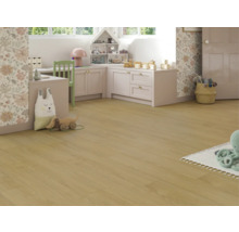 Kinderzimmer mit hellem Holzboden, passenden Möbeln und Spielzeug