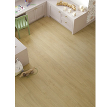 Heller Holzfußboden in einem Kinderzimmer mit Möbeln und Spielzeug.