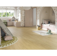 Helles Kinderzimmer mit Spielhaus, Schreibtisch, Bett und Holzboden