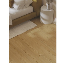 Holzboden im Schlafzimmer mit Bett und Beistelltisch