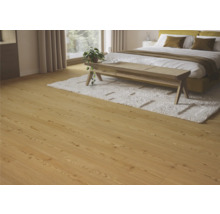 Heller Holzboden in einem Schlafzimmer mit Bett, Teppich und Bank