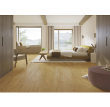 Schlafzimmer mit Holzboden, Bett und Fenster