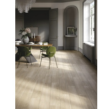 Heller Holzboden in einem Esszimmer mit Tisch und Stühlen