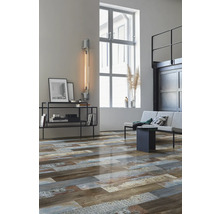 Wohnzimmer mit Regalen, Lampe, Sofa und Bodenbelag in Holzoptik