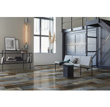 Heller Raum mit Regalen, Sitzgelegenheiten und Bodenbelag in Holzoptik für ein modernes Ambiente