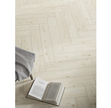 Verlegter heller Bodenbelag mit Buch und Sessel