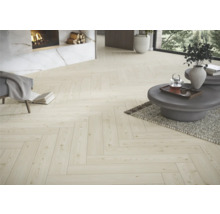 Helles Wohnzimmer mit Fischgrätparkett, Kamin und modernem Mobiliar für eine freundliche Atmosphäre.