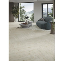 Heller Wohnraum mit Fischgrätparkettboden, Sofa und großem Fenster