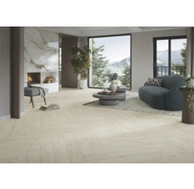 Heller Wohnraum mit Fischgrätparkett, Kamin und großer Fensterfront mit Blick in die Natur