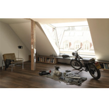Dachzimmer mit Dachfenster, Sessel, Bücherregal und Motorrad zur Reparatur