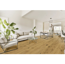 Wohnzimmer mit Sofa, Sessel, Esstisch und Holzboden