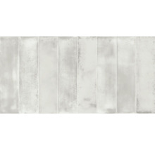 Rechteckige, helle Wandfliesen mit matter Oberfläche