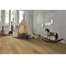 Kinderzimmer mit Holzboden, Spielzelt und Schaukelpferd