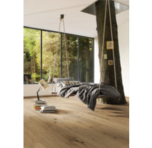 Helles Schlafzimmer mit Hänge bett, das an einem Baum befestigt ist, und Holzboden