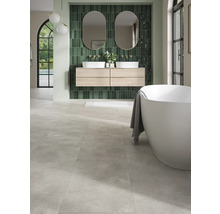 Helles Badezimmer mit Doppelwaschtisch, Spiegeln und Badewanne