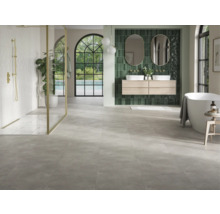 Helles Badezimmer mit Dusche, Waschtisch, Spiegel und Badewanne