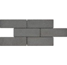 Graue Pflastersteine im Mauerverband