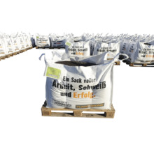 Mehrere Säcke Ziersplitt auf Paletten