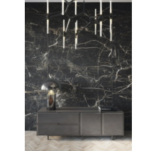 Dekoratives Interieur mit Kommode, Lampe, Deckenleuchte und Wandfliesen in Marmoroptik.