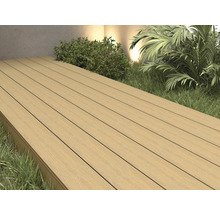 Terrassendielen aus Holz im Außenbereich mit Pflanzen