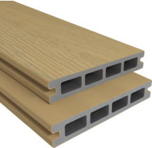 Zwei Terrassendielen aus Holzverbundwerkstoff mit rechteckigen Hohlräumen