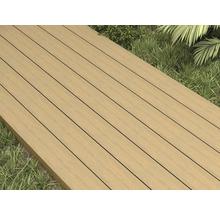 Holzterrasse mit Holzbodenbelag im Außenbereich