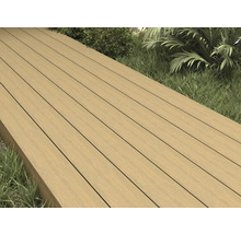 Terrassendielen aus Holzverbundwerkstoff auf einer Terrasse