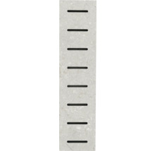 Grauer Entwässerungsrost aus Stein mit acht Schlitzen