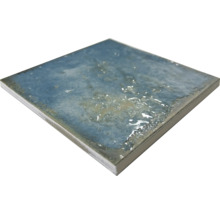 Quadratische Fliese mit marmorierter Oberfläche