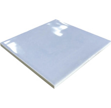 Quadratische, helle Keramikfliese mit glänzender Oberfläche