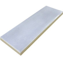 Rechteckige, helle Keramikfliese