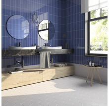 Modernes Badezimmer mit blauen Wandfliesen, Waschbecken und sechseckigen Bodenfliesen