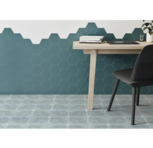 Wand mit sechseckigen Fliesen über einem Boden mit Fliesen im Arbeitszimmer