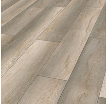 Verlegter Laminatboden in Holzoptik.