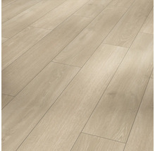 Heller Laminatboden mit Holzoptik