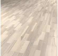 Heller Holzbodenbelag im Innenraum