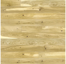 Holzbodenbelag mit natürlicher Maserung und Astlöchern