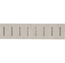 Aufsicht auf eine Entwässerungsrinne mit Schlitzen