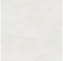 Heller Boden mit Fliesen verlegt.