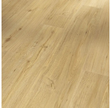 Nahaufnahme eines Laminatbodens mit Holzoptik