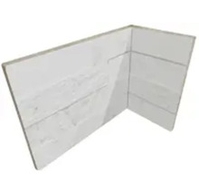 Wandecke mit Holzpaneelen