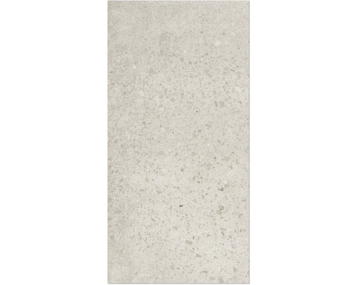 Nahaufnahme einer Bodenfliese in Terrazzooptik